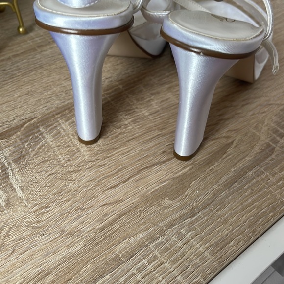 White satin wedding shoes - Picture 3 of 4